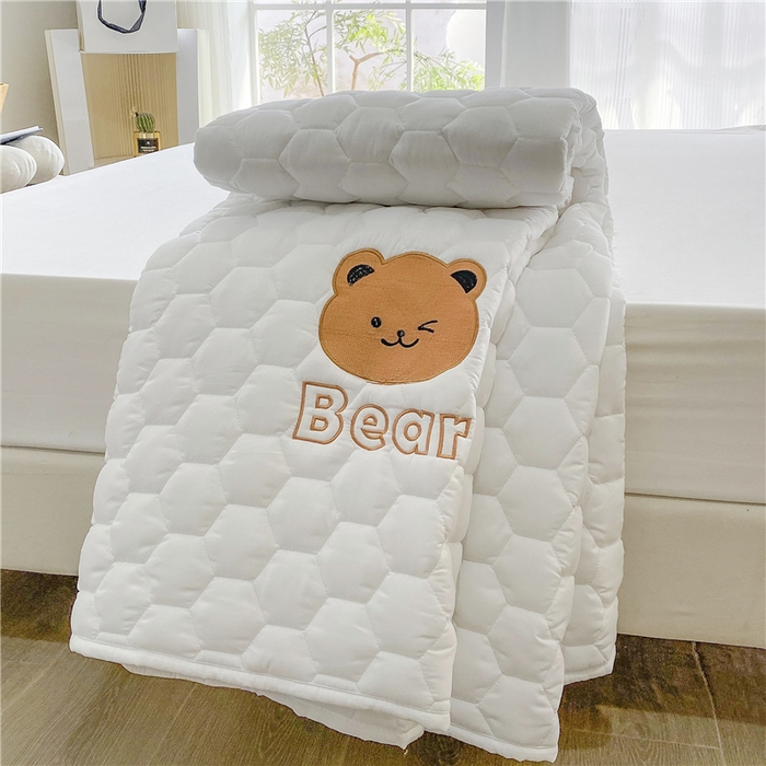 91家纺网 家纺一手货源 找家纺 恋绒家纺 A类刺绣款床褥学生软床垫子床护垫软垫（图1） 可爱熊-白色