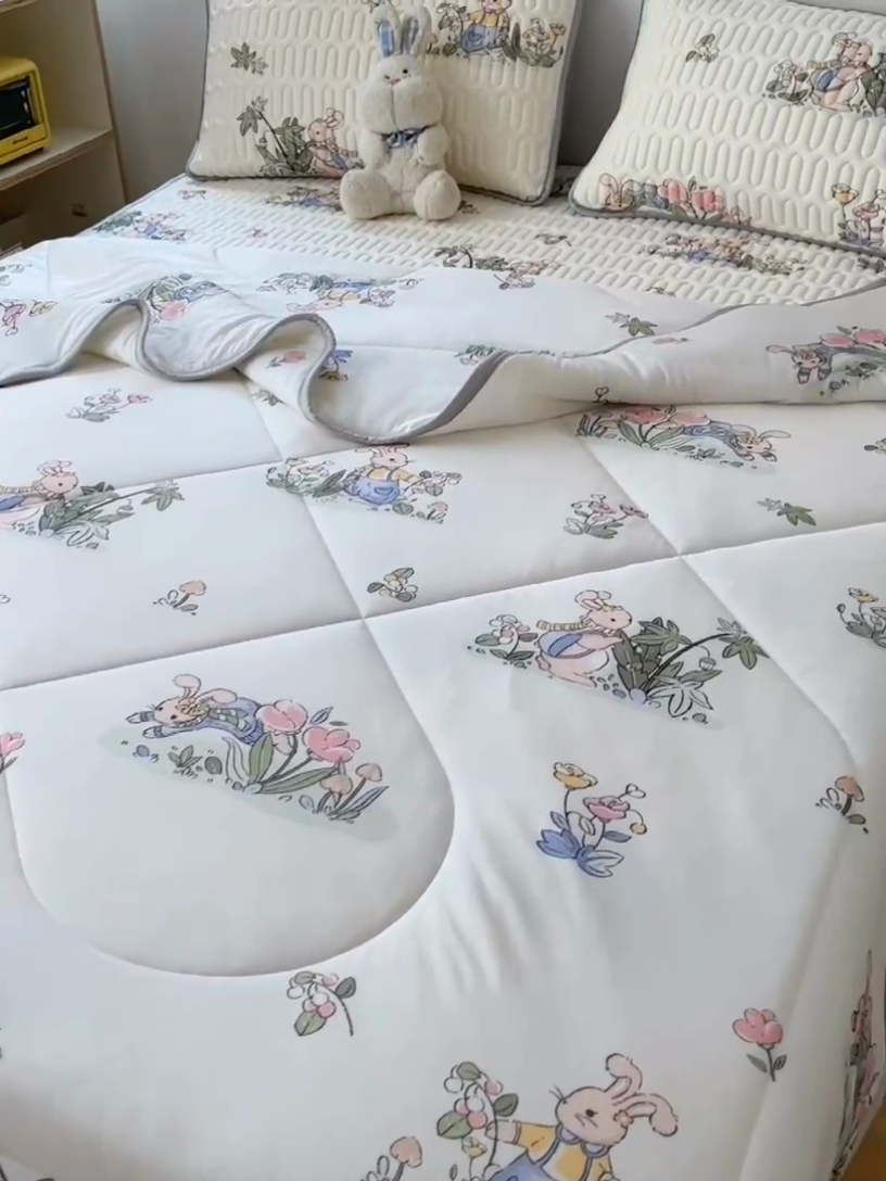 91家纺网 家纺一手货源 找家纺 布卢姆床垫 2025新款A类凉感丝数码印花夏被凉席四件套 兔子先生