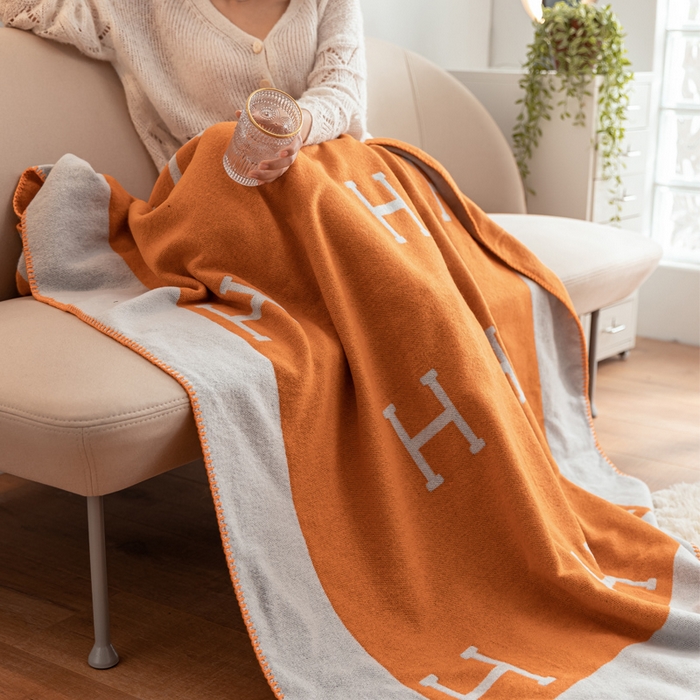 91家纺网 家纺一手货源 找家纺 （总）朴尔家纺-毛巾被 2024新款国际时尚风防羊毛手工缝制针织毯