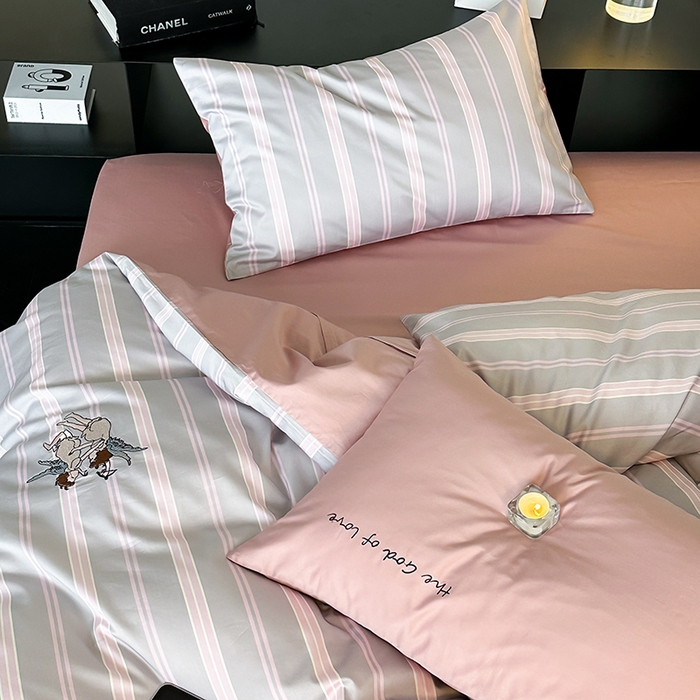 91家纺网 家纺一手货源 找家纺 赫帛 新款50s缎纹数码印花长绒棉四件套--丘比特 粉色