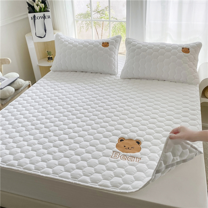 91家纺网 家纺一手货源 找家纺 恋绒家纺 A类刺绣款床褥学生软床垫子床护垫软垫（图1） 可爱熊-白色