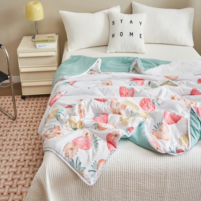 91家纺网 家纺一手货源 找家纺 畅销被业 2025新款水洗棉印花夏被夏凉被空调被 草莓甜心