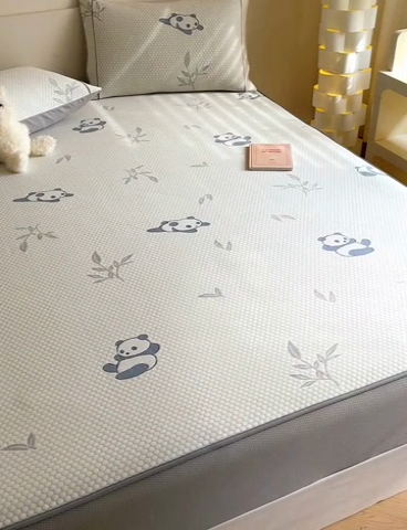91家纺网 家纺一手货源 找家纺 慕尚家纺 2025新款卡通凉豆豆凉感冰丝席凉席 床笠款-小熊猫