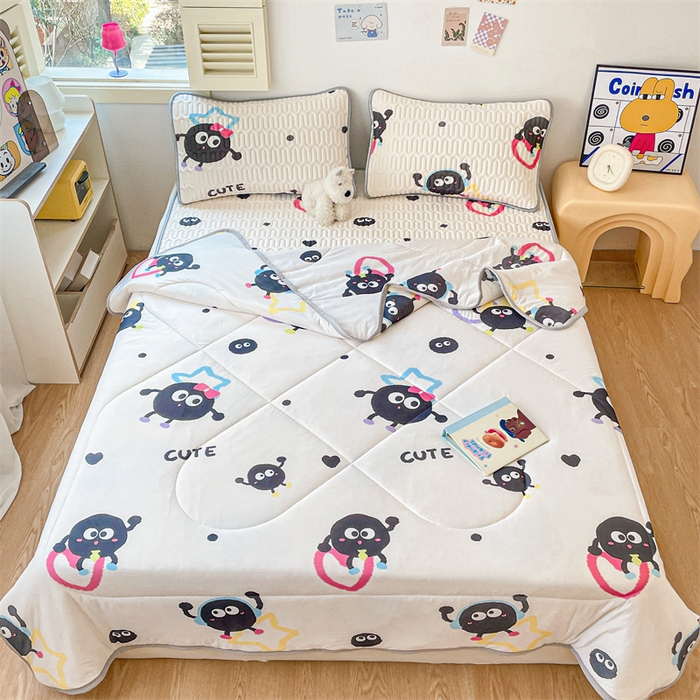 91家纺网 家纺一手货源 找家纺 布卢姆床垫 2025新款A类凉感丝数码印花夏被凉席四件套 可爱煤球