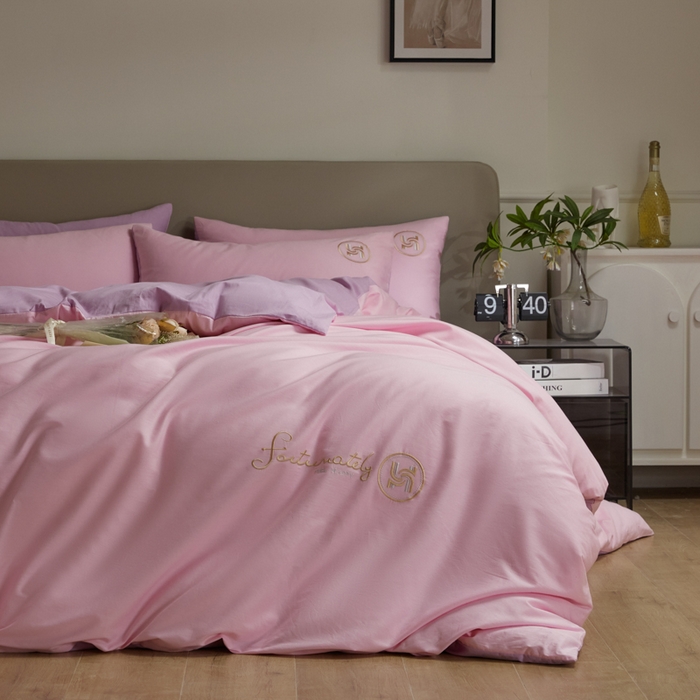 91家纺网 家纺一手货源 找家纺 梵克保罗 2024新款全棉轻奢纯色双拼刺绣四件套 粉紫霏