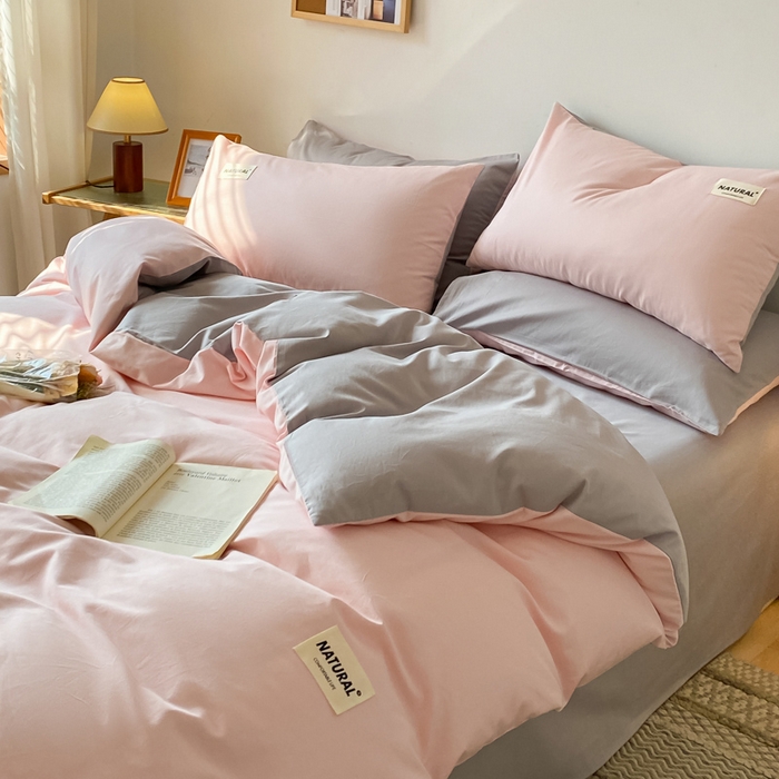 91家纺网 家纺一手货源 找家纺 芊寻家居 2024新款13372全棉纯色四件套无印良品风简约套件 奶油粉-浅灰