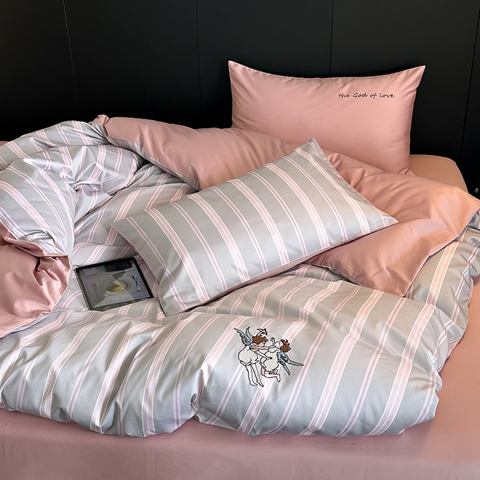 91家纺网 家纺一手货源 找家纺 赫帛 新款50s缎纹数码印花长绒棉四件套--丘比特 粉色