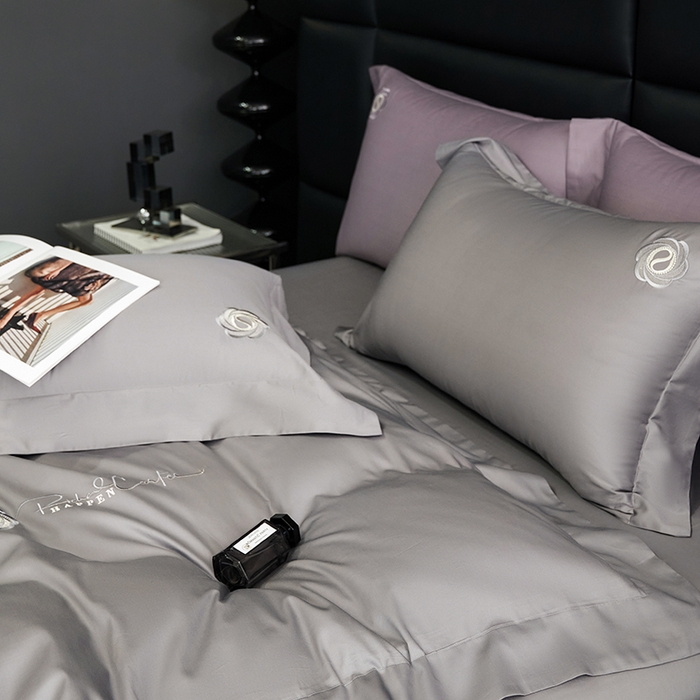 91家纺网 家纺一手货源 找家纺 榻尚家居 2024新款80S长绒棉纯色绣花系列四件套--静谧系列 静谧-灰