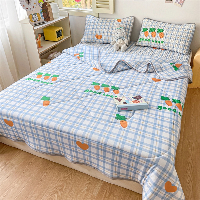 91家纺网 家纺一手货源 找家纺 布卢姆床垫 2025新款A类凉感丝数码印花夏被凉席四件套 拔萝卜