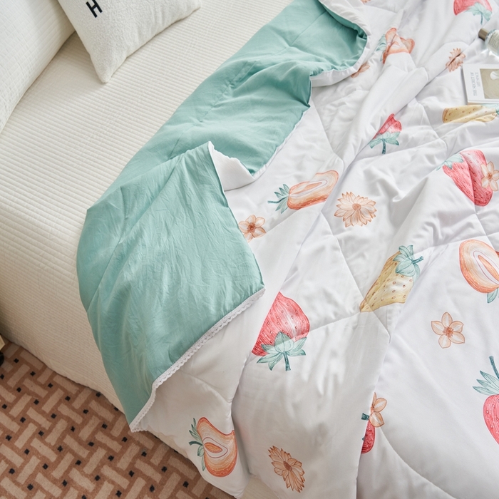 91家纺网 家纺一手货源 找家纺 畅销被业 2025新款水洗棉印花夏被夏凉被空调被 草莓甜心