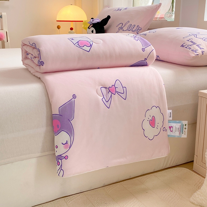 91家纺网 家纺一手货源 找家纺 DS-2025新款儿童卡通三丽鸥正版授权A类针织棉夏被系列 库洛米来信