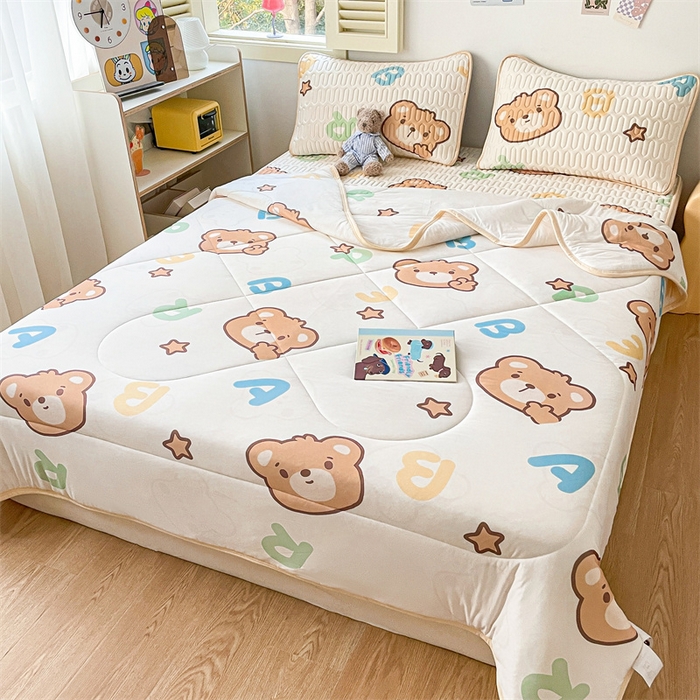 91家纺网 家纺一手货源 找家纺 布卢姆床垫 2025新款A类凉感丝数码印花夏被凉席四件套 字母小熊