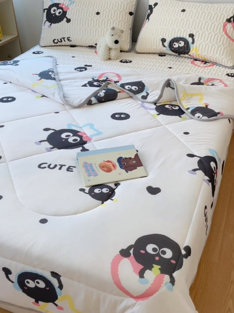 91家纺网 家纺一手货源 找家纺 布卢姆床垫 2025新款A类凉感丝数码印花夏被凉席四件套 可爱煤球