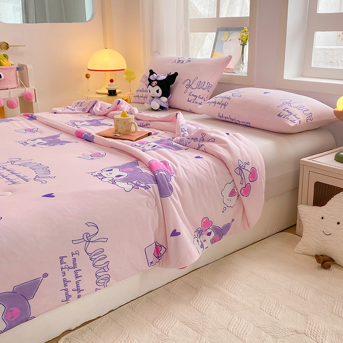 91家纺网 家纺一手货源 找家纺 DS-2025新款儿童卡通三丽鸥正版授权A类针织棉夏被系列 库洛米来信