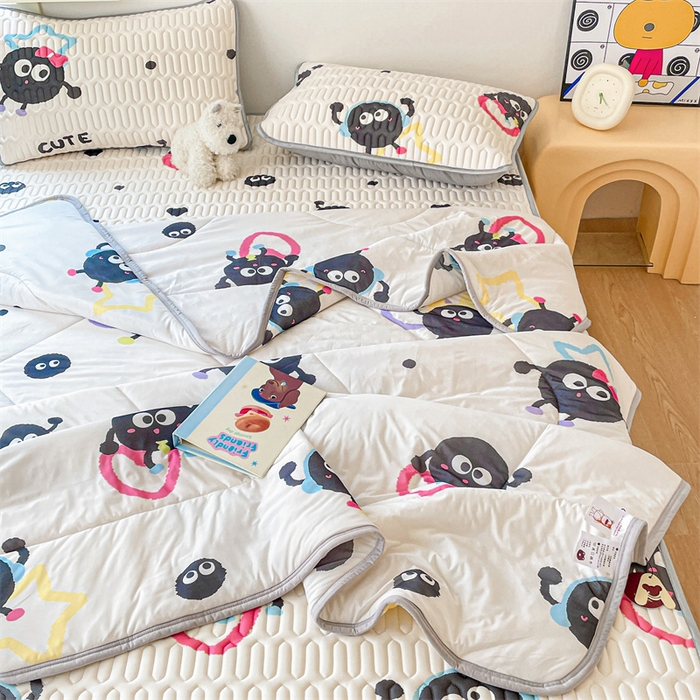 91家纺网 家纺一手货源 找家纺 布卢姆床垫 2025新款A类凉感丝数码印花夏被凉席四件套 可爱煤球