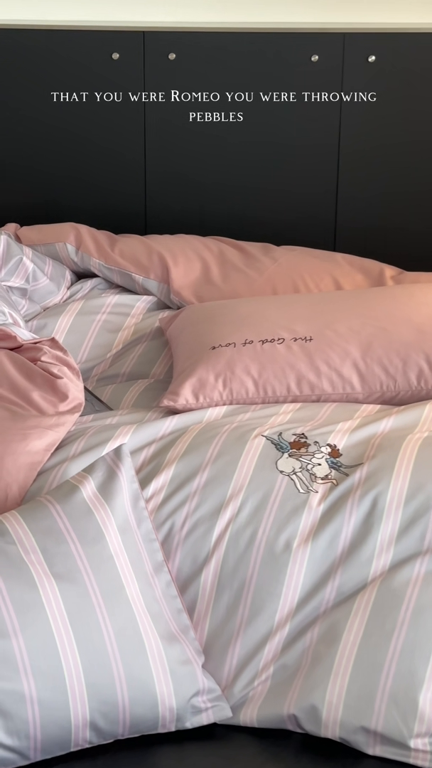 91家纺网 家纺一手货源 找家纺 赫帛 新款50s缎纹数码印花长绒棉四件套--丘比特 粉色