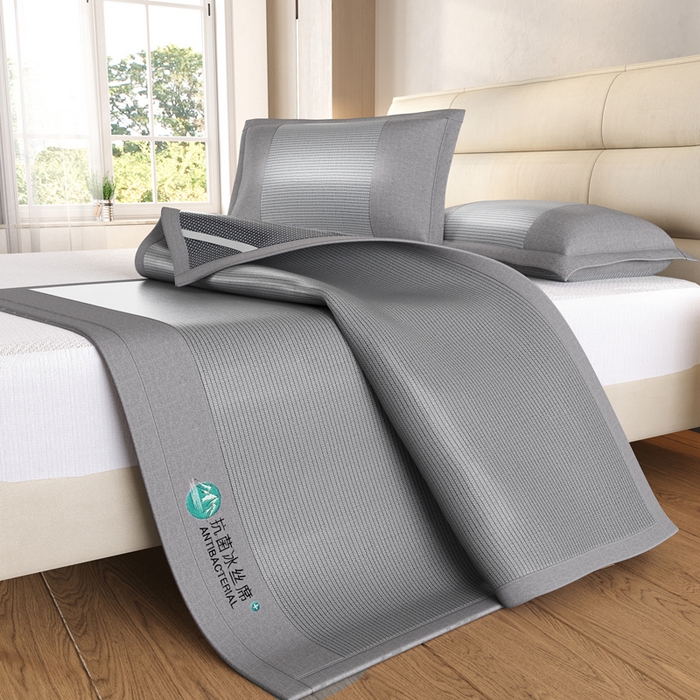 91家纺网 家纺一手货源 找家纺 爱宝被业 2025新款冰丝凉席刺绣款 灰色