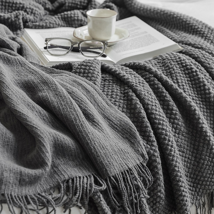 91家纺网 家纺一手货源 找家纺 朴尔家纺-毛巾被 2024年新款波波风流苏柔糯毯床尾毯沙发巾 波波流苏柔糯毯-碳灰