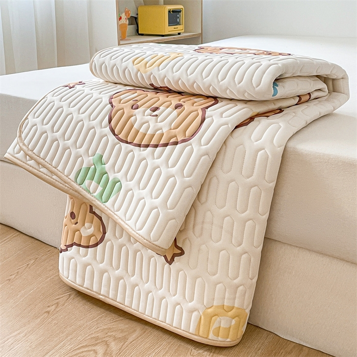 91家纺网 家纺一手货源 找家纺 布卢姆床垫 2025新款A类凉感丝数码印花小版乳胶凉席5mm 字母小熊