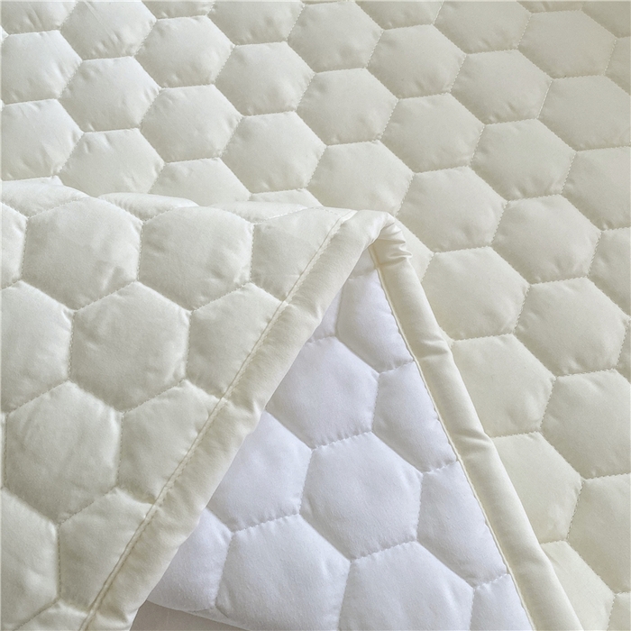 91家纺网 家纺一手货源 找家纺 恋绒家纺 A类刺绣款床褥学生软床垫子床护垫软垫（图1） 可爱熊-米白