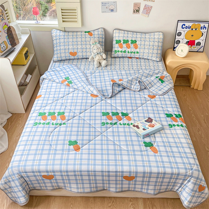 91家纺网 家纺一手货源 找家纺 布卢姆床垫 2025新款A类凉感丝数码印花夏被凉席四件套 拔萝卜