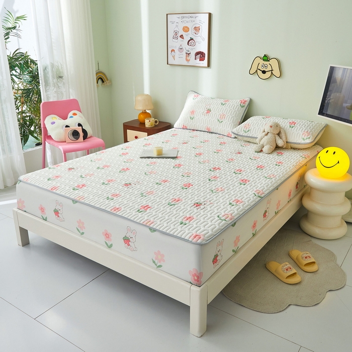 91家纺网 家纺一手货源 找家纺 LIFE.丽芙 2024年新品0.4乳胶凉席加厚床笠款三件套图片一 草莓兔