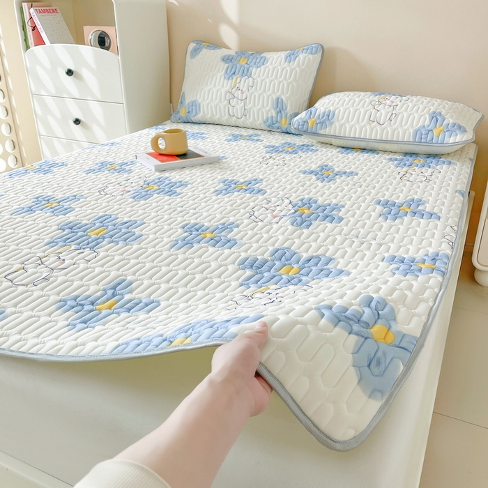 91家纺网 家纺一手货源 找家纺 LIFE.丽芙 2024年0.4乳胶凉席加厚条席款三件套＋凉感丝夏被可组合四件套图片二 邻家小兔