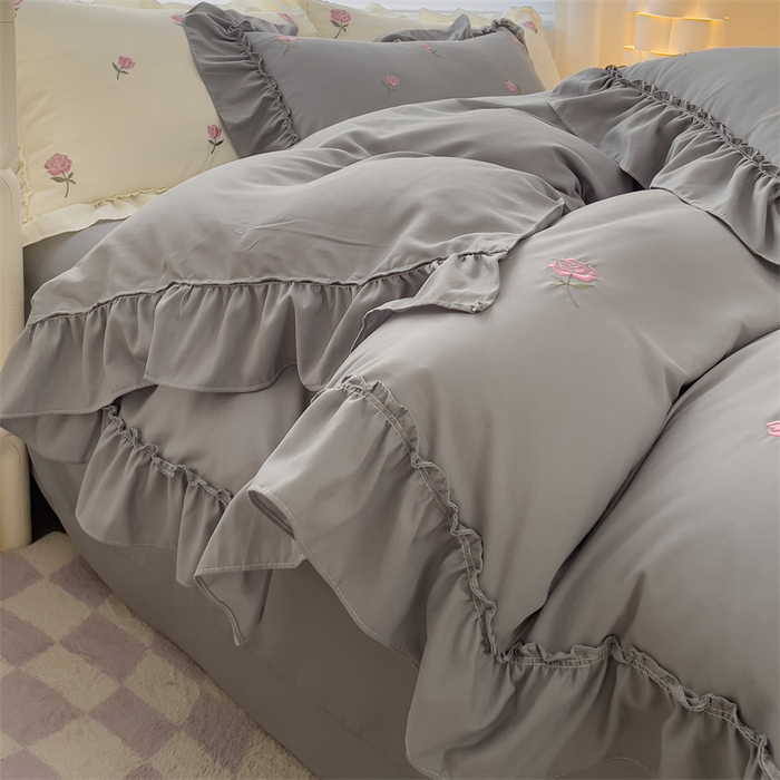 91家纺网 家纺一手货源 找家纺 可思家纺 2024新款水洗棉满版刺绣大宽花边款四件套 玫瑰满园-绅士灰