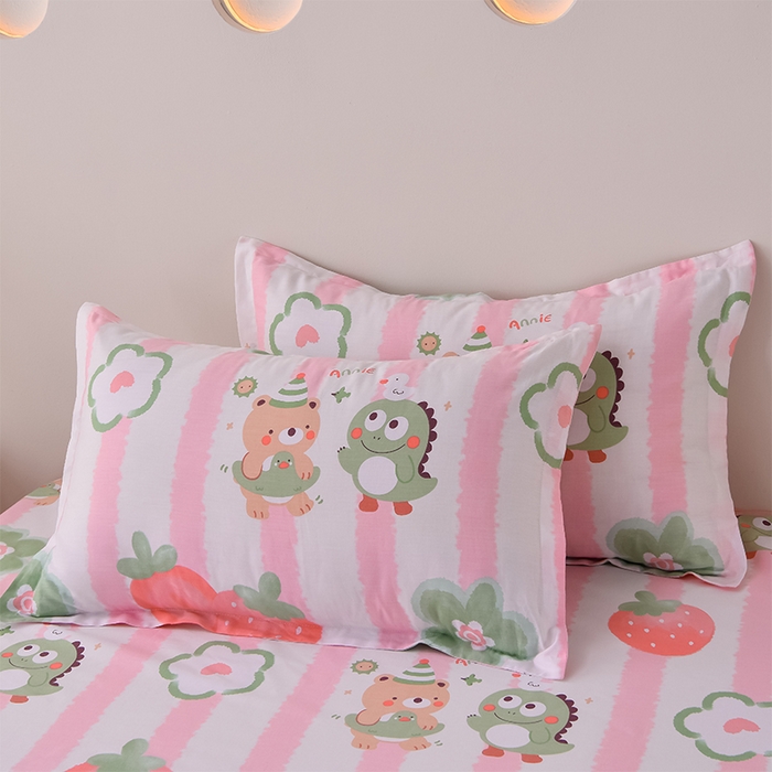 91家纺网 家纺一手货源 找家纺 床笠人家 2025新款全棉印花防水床笠防水隔尿透气-印花防水床笠 亲密伙伴