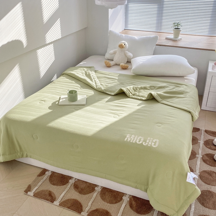 91家纺网 家纺一手货源 找家纺 梦恬佳  2024新款泡泡纱羽丝棉夏被 春日抹茶