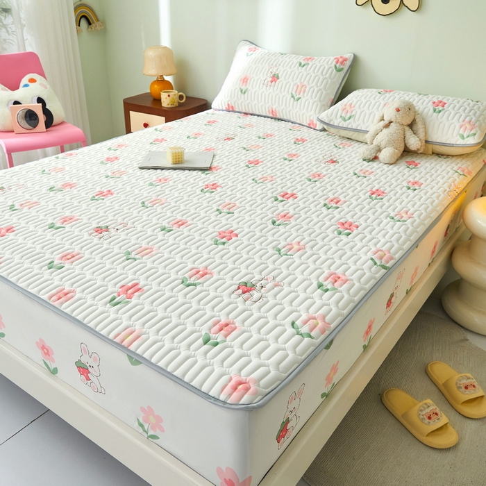 91家纺网 家纺一手货源 找家纺 LIFE.丽芙 2024年新品0.4乳胶凉席加厚床笠款三件套+凉感丝夏被可组合四件套-图片一 草莓兔