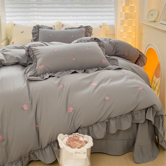 91家纺网 家纺一手货源 找家纺 可思家纺 2024新款水洗棉满版刺绣大宽花边款四件套 玫瑰满园-绅士灰