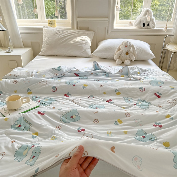 91家纺网 家纺一手货源 找家纺 小燕燕家纺 2024年新款玻尿酸凉感丝印花夏被夏凉被 恐龙宝贝