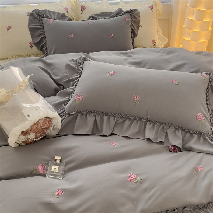 91家纺网 家纺一手货源 找家纺 可思家纺 2024新款水洗棉满版刺绣大宽花边款四件套 玫瑰满园-绅士灰