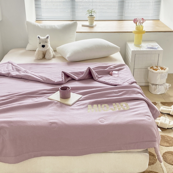 91家纺网 家纺一手货源 找家纺 梦恬佳  2024新款泡泡纱羽丝棉夏被 啵啵紫