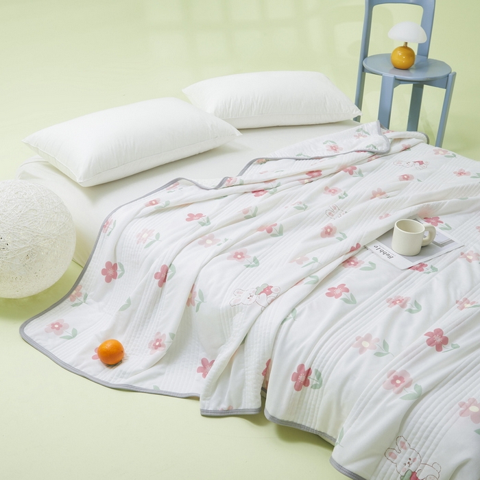 91家纺网 家纺一手货源 找家纺 LIFE.丽芙 2024年新品韩式风凉感丝夏被-跑量 草莓兔兔