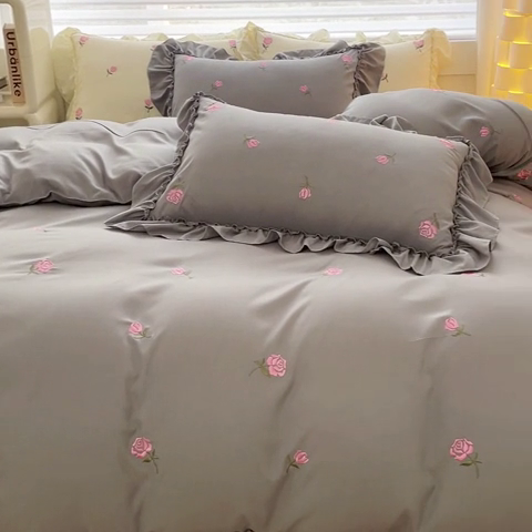 91家纺网 家纺一手货源 找家纺 可思家纺 2024新款水洗棉满版刺绣大宽花边款四件套 玫瑰满园-绅士灰