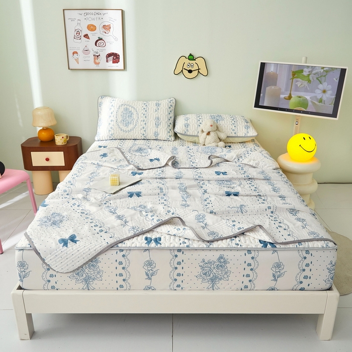91家纺网 家纺一手货源 找家纺 LIFE.丽芙 2024年新品0.4乳胶凉席加厚床笠款三件套+凉感丝夏被可组合四件套-图片一 浪漫庄园-蓝