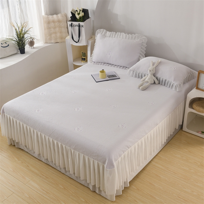 91家纺网 家纺一手货源 找家纺 鑫姿席业 2025新款A类抗菌冰豆豆床裙款凉席-小熊系列 冰藤紫