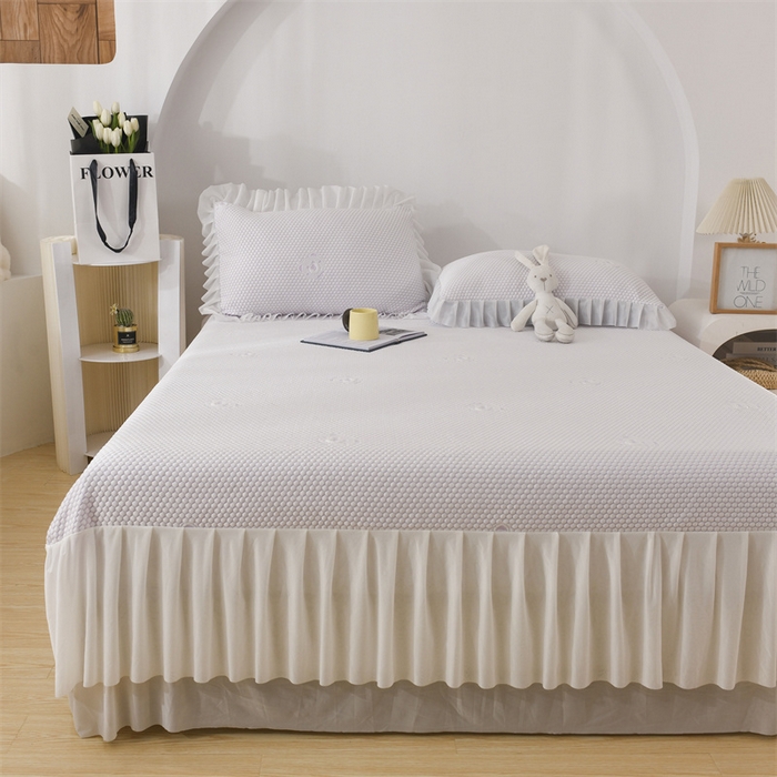 91家纺网 家纺一手货源 找家纺 鑫姿席业 2025新款A类抗菌冰豆豆床裙款凉席-小熊系列 冰藤紫