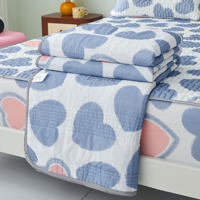 91家纺网 家纺一手货源 找家纺 LIFE.丽芙 2024年新品0.4乳胶凉席加厚床笠款三件套+凉感丝夏被可组合四件套-图片一 爱心满满