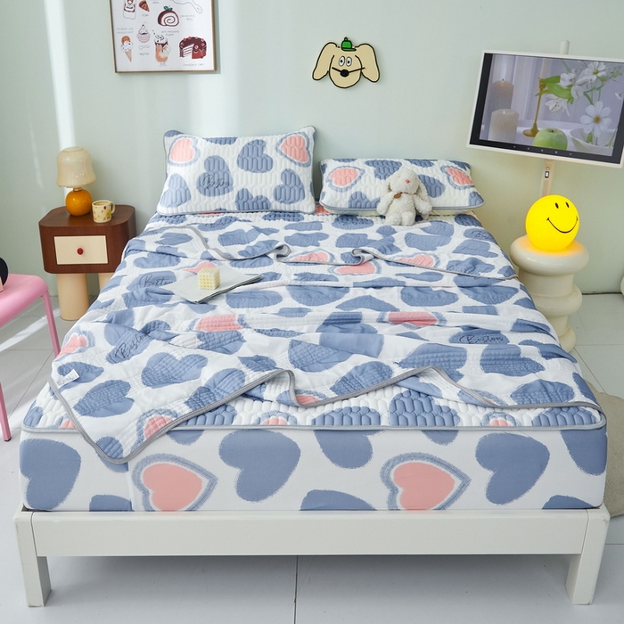 91家纺网 家纺一手货源 找家纺 LIFE.丽芙 2024年新品0.4乳胶凉席加厚床笠款三件套+凉感丝夏被可组合四件套-图片一 爱心满满