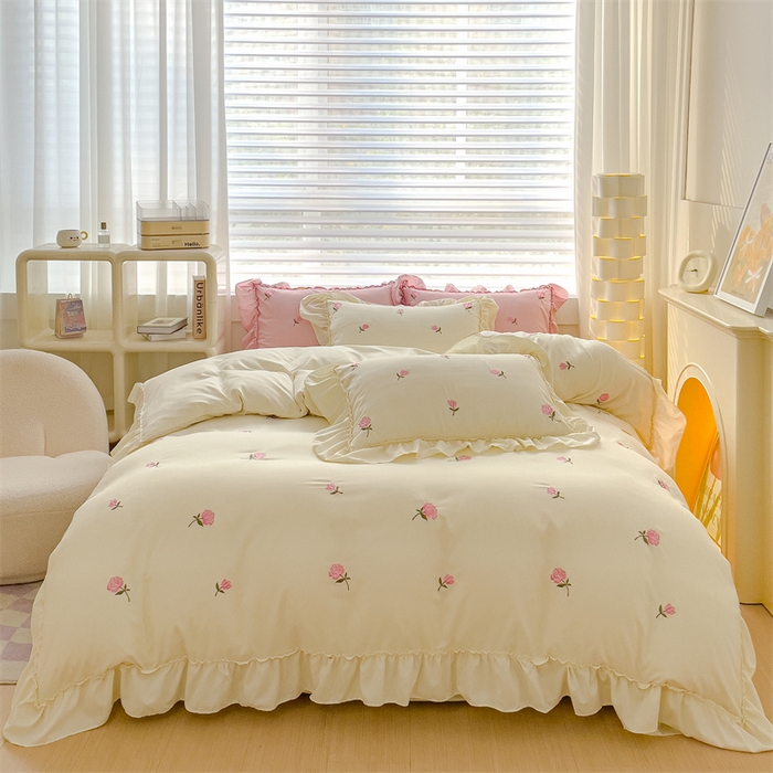 91家纺网 家纺一手货源 找家纺 可思家纺 2024新款水洗棉满版刺绣大宽花边款四件套 玫瑰满园-奶油白