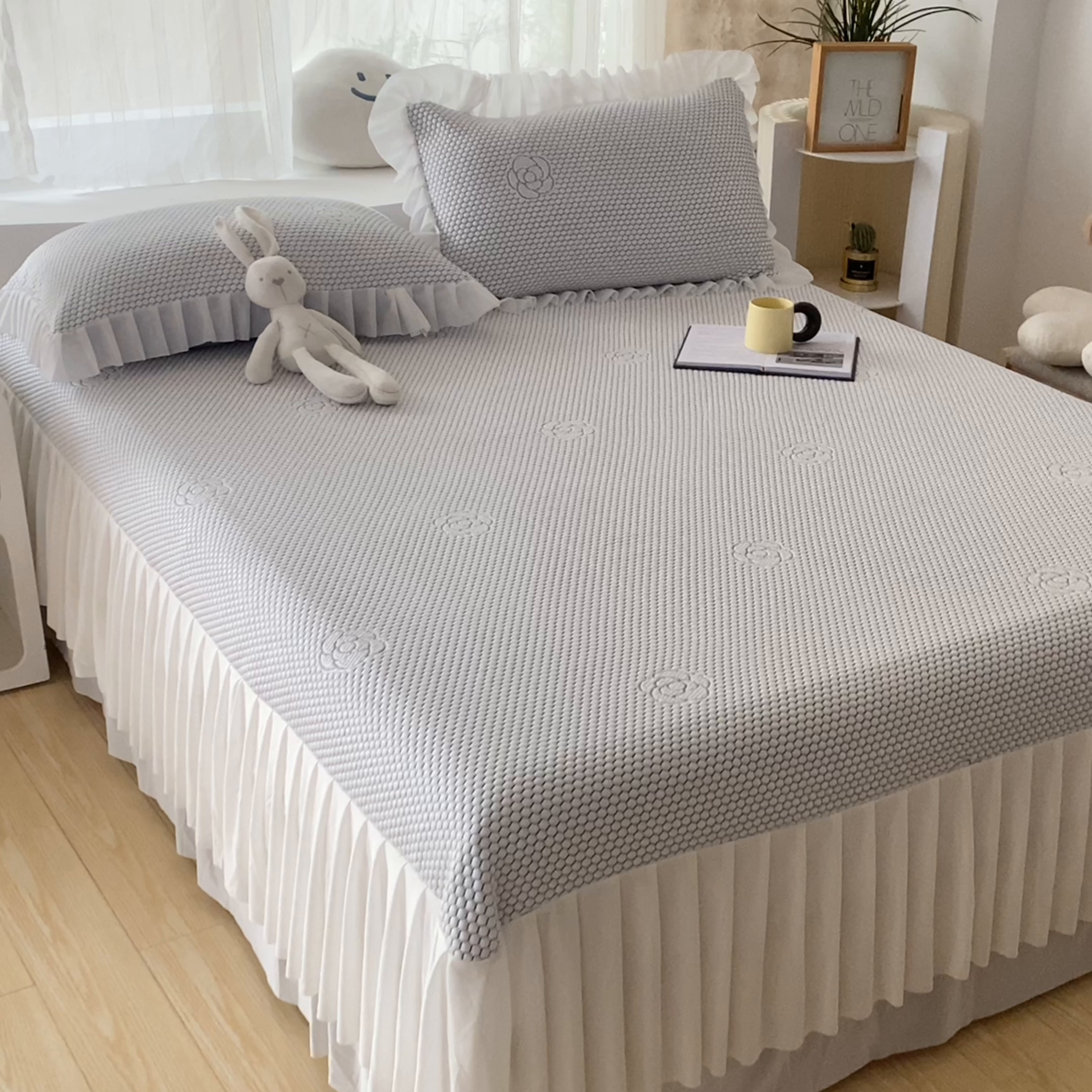 91家纺网 家纺一手货源 找家纺 鑫姿席业 2025新款A类抗菌冰豆豆床裙款凉席-花朵系列 淡雅灰