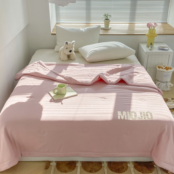 91家纺网 家纺一手货源 找家纺 梦恬佳  2024新款泡泡纱羽丝棉夏被 奶油草莓