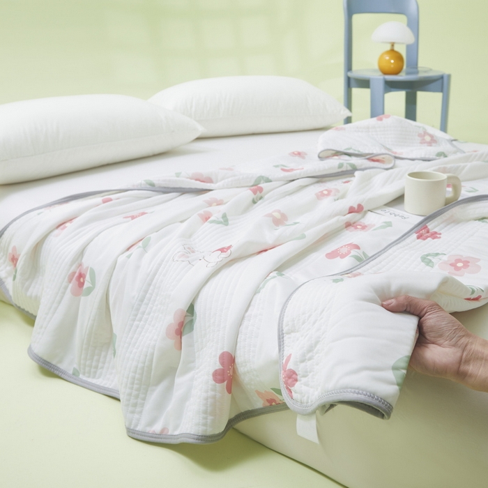 91家纺网 家纺一手货源 找家纺 LIFE.丽芙 2024年新品韩式风凉感丝夏被-跑量 草莓兔兔