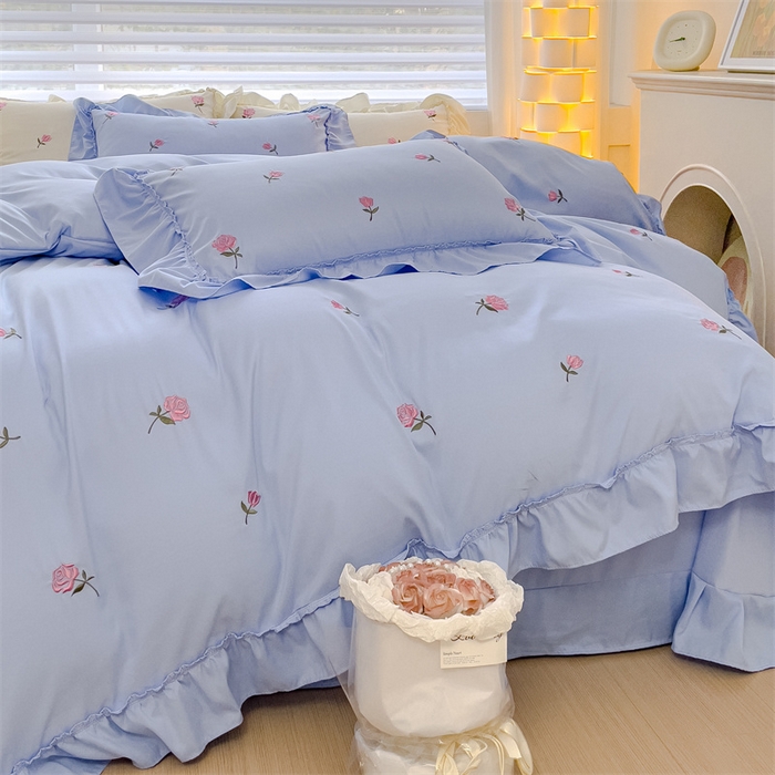 91家纺网 家纺一手货源 找家纺 可思家纺 2024新款水洗棉满版刺绣大宽花边款四件套 玫瑰满园-天空蓝