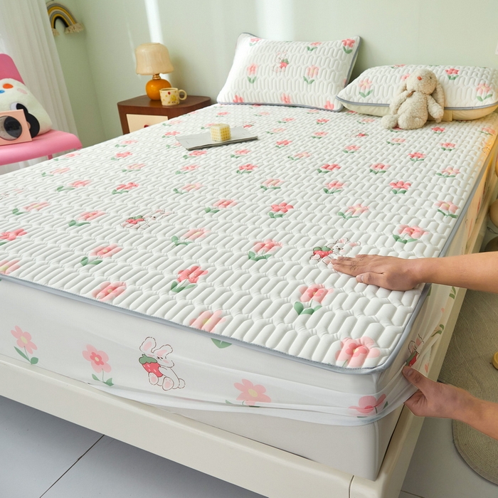 91家纺网 家纺一手货源 找家纺 LIFE.丽芙 2024年新品0.4乳胶凉席加厚床笠款三件套+凉感丝夏被可组合四件套-图片一 草莓兔