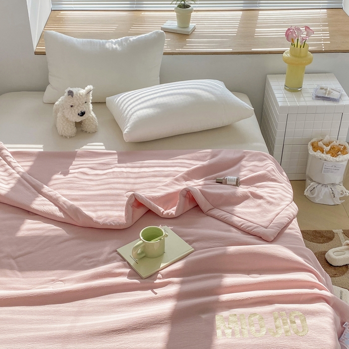 91家纺网 家纺一手货源 找家纺 梦恬佳  2024新款泡泡纱羽丝棉夏被 奶油草莓