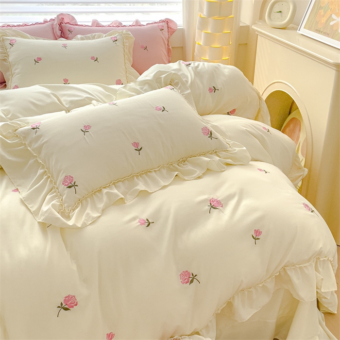 91家纺网 家纺一手货源 找家纺 可思家纺 2024新款水洗棉满版刺绣大宽花边款四件套 玫瑰满园-奶油白